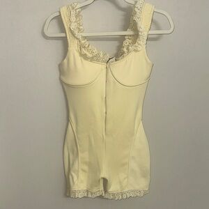 Serpenti - Elegant Cream Lace-Trimmed Women's Bodysuit